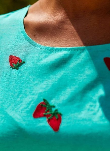 Невероятно красивое женское платье с клубничным принтом, ткань "Лен" 48, 50, 56, 58 размер 48 7904-48 фото